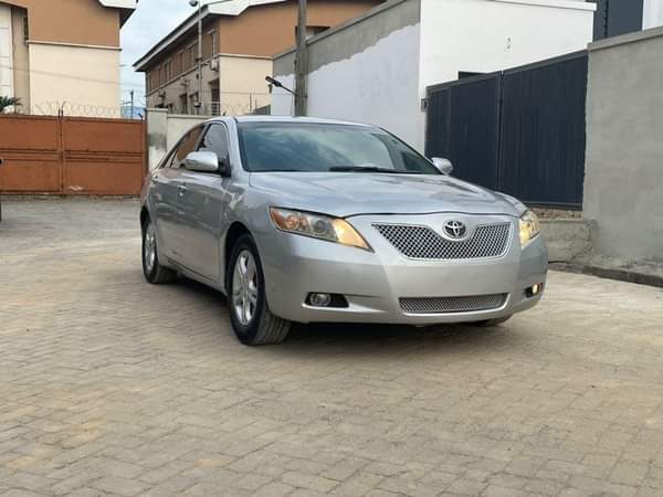 A picture of Toyota Camry 2008 model With an ANDROID SCREEN Neatly baked