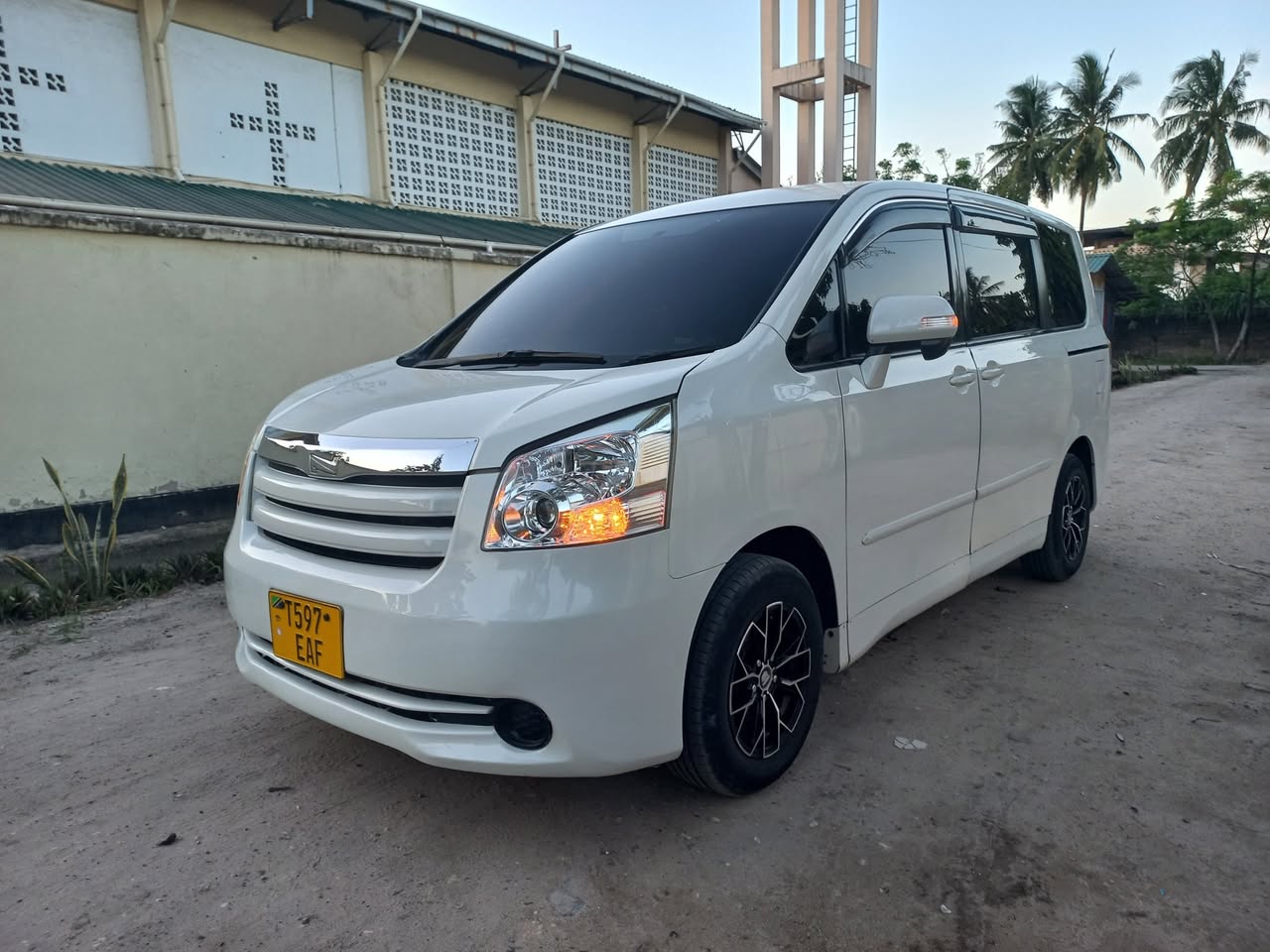 A picture of TOYOTA NOAH
