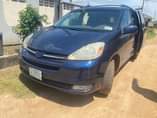 A picture of TOYOTA SIENNA 2005 XLE