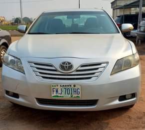 A picture of lagos deal 2009 Toyota Camry weh dey very sharp at