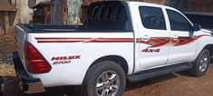 A picture of Distress 2014 Manual Hilux neatly used