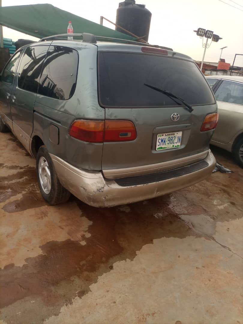 A picture of Toyota sienna