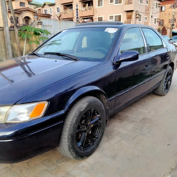 A picture of 1999 Toyota camry