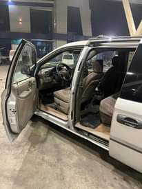 A picture of Ford dolge caravan 2004