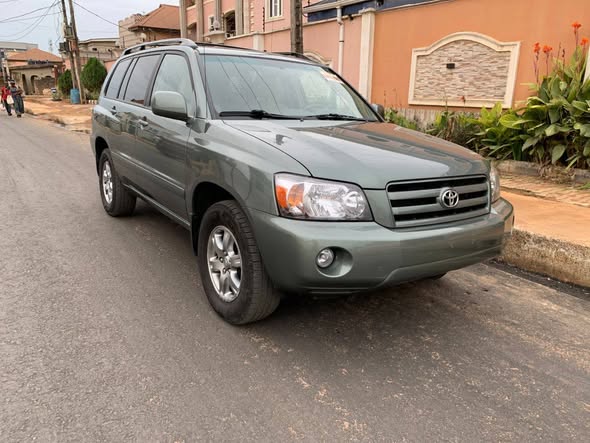 A picture of Toyota Highlander 2005