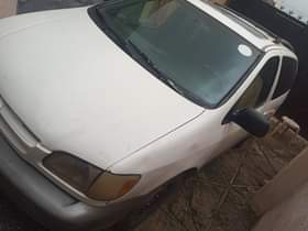A picture of Toyota Sienna 2000 model 4 sale Clean first body and