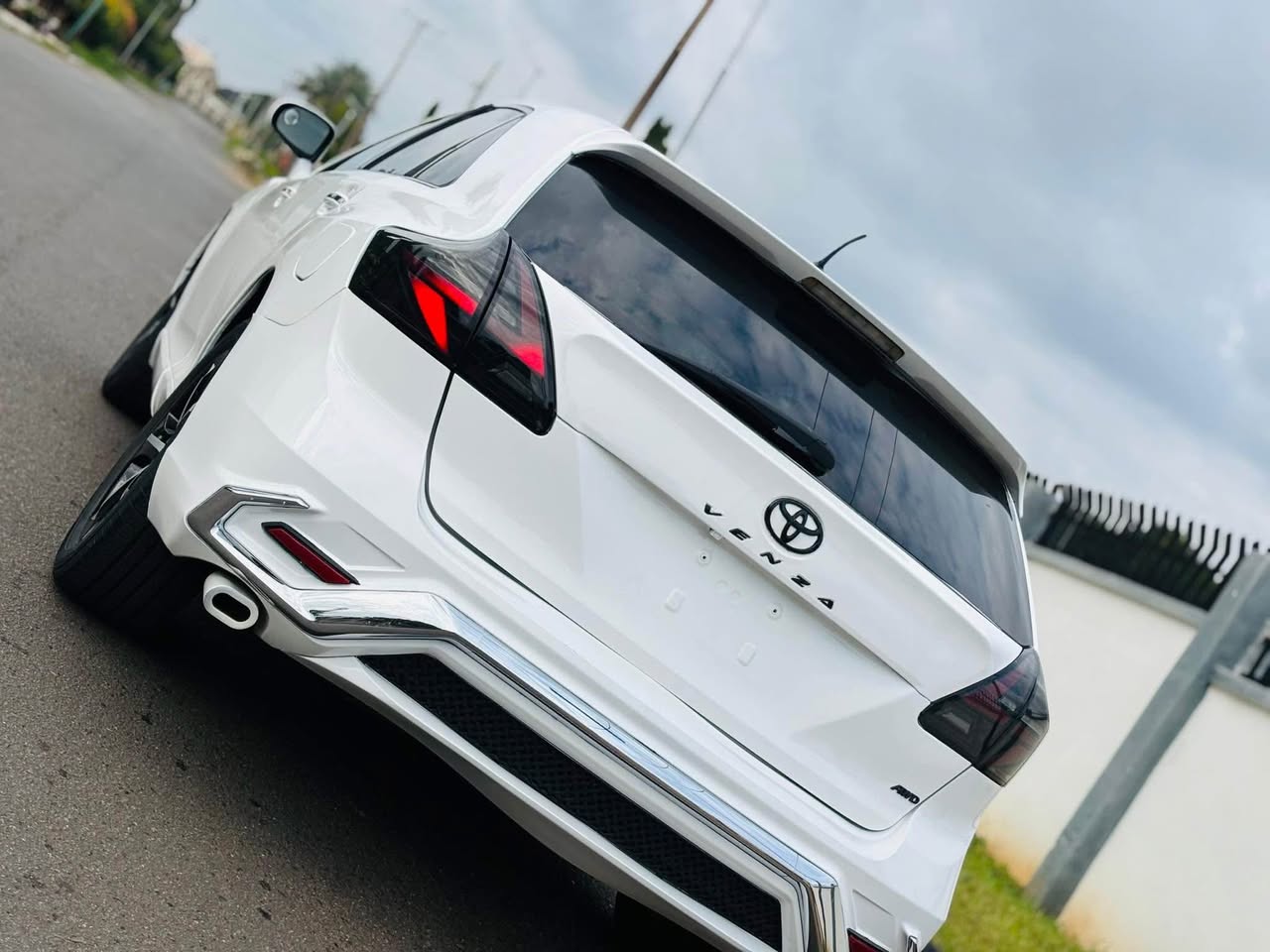 A picture of Distress Toyota venza 012 Owner needs money Serious buyer only