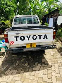 A picture of Toyota hilux Diesel 3L Gearbox excellent Engine excellent Karibu sana0782947780