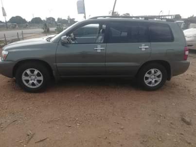 A picture of BELGIUM STANDARD 3 SEATER 2005 2006 MODEL AND TOYOTA HIGHLANDER