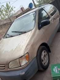 A picture of Toyota Sienna 2001 model for sale Clean first body and