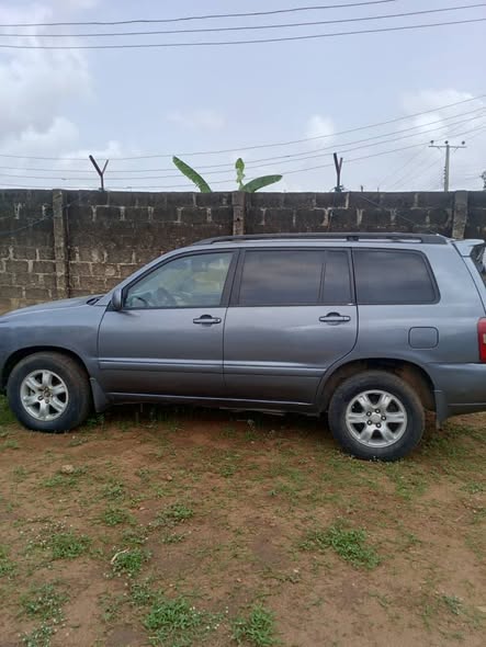 A picture of First Body Toyota Highlanders 2006 3row v6 with a very