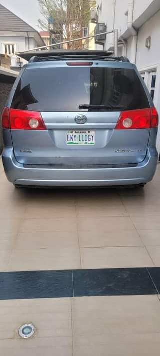 A picture of Registered first body 08 Toyota Sienna LE
