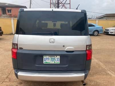A picture of Honda element 2003
