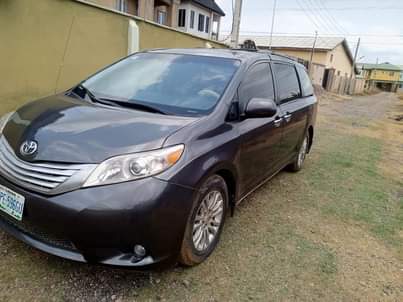 A picture of Toyota Sienna 2011 xle