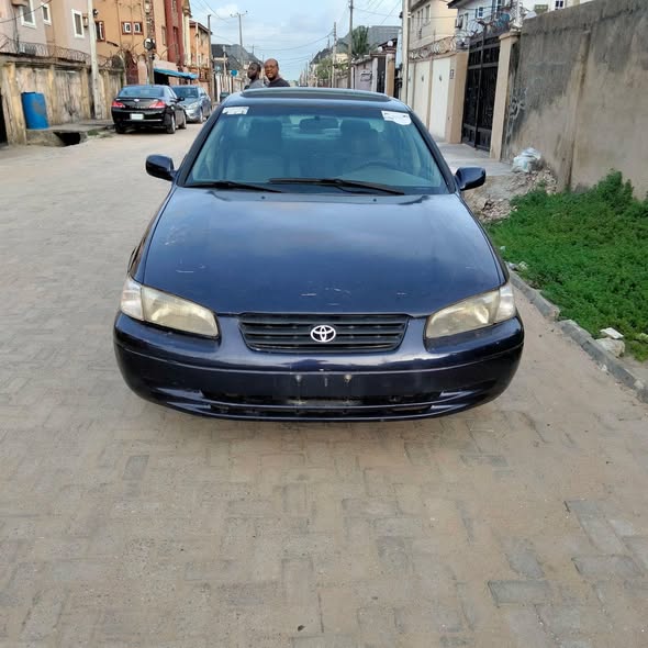 A picture of 1999 Toyota camry