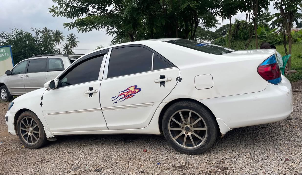 A picture of TOYOTA CAMRY 2004