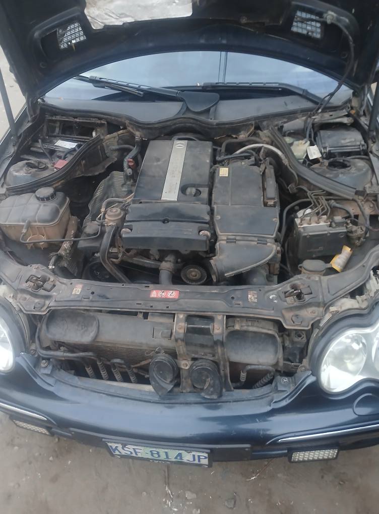 A picture of Clean and carefully used Mercedes Benz c200 2004 model