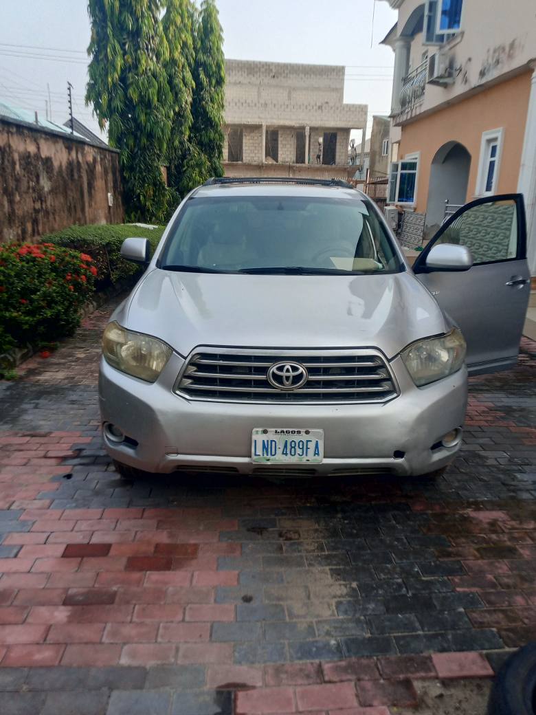 A picture of Toyota Highlander limited 2009 3 seat row