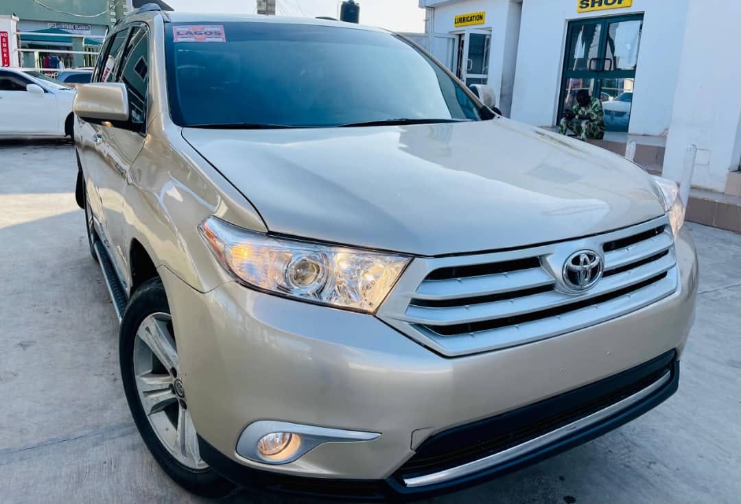 A picture of 2012 TOYOTA HIGHLANDER LIMITED