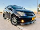 A picture of 2004 Toyota ist black