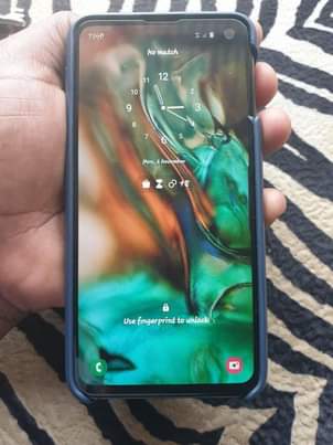 A picture of Samsung s10e
