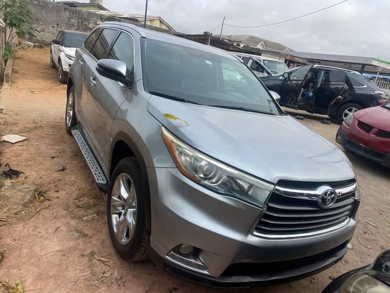 A picture of 2014 Highlander bought by an overseas base it has not