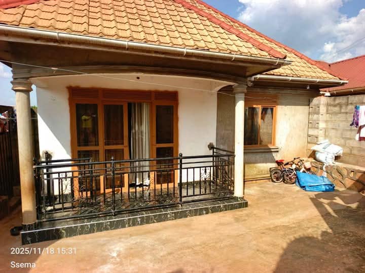 A picture of HOUSE ON QUICK SALE A beautiful house for sale in
