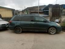 A picture of Toyota sienna 04 05 first body private used NO AC