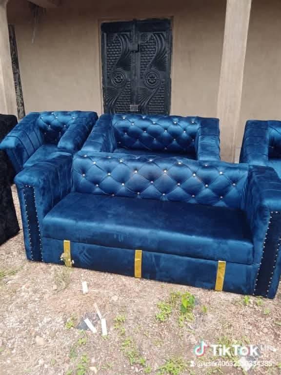 A picture of Set of chairs