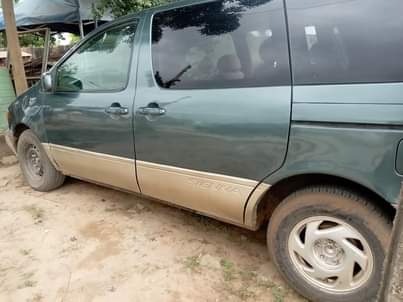 A picture of 2001 Toyota Sienna