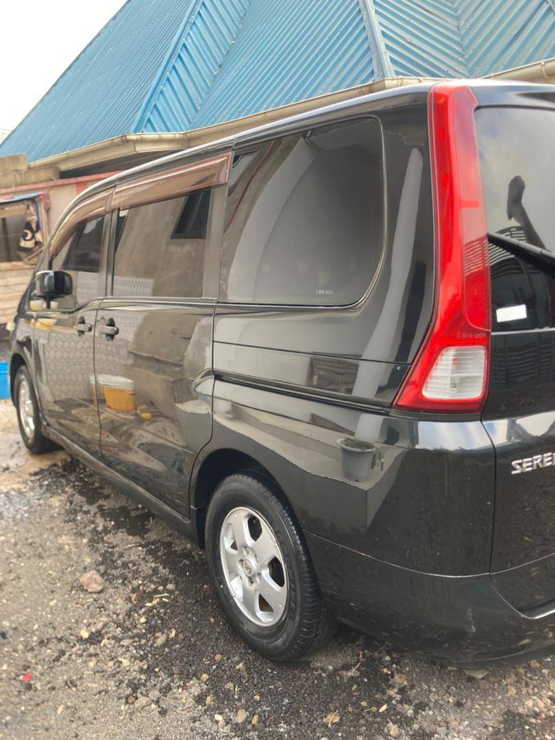 A picture of Nissan serena New model