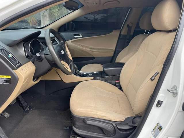 A picture of Hyundai sonata 2013