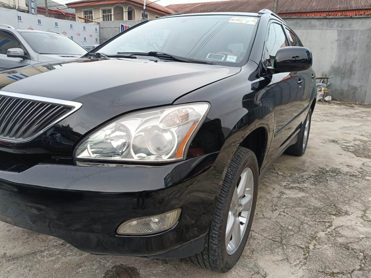 A picture of Foriegn used 2005 Lexus RX 330 selling for 13m only
