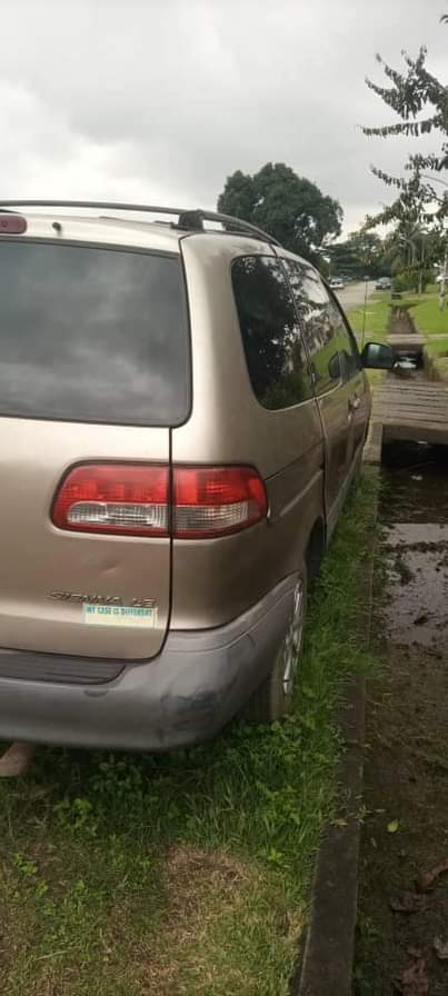 A picture of Oyaooo Dealers market 2002 Toyota sienna Engine AC chilling Gear