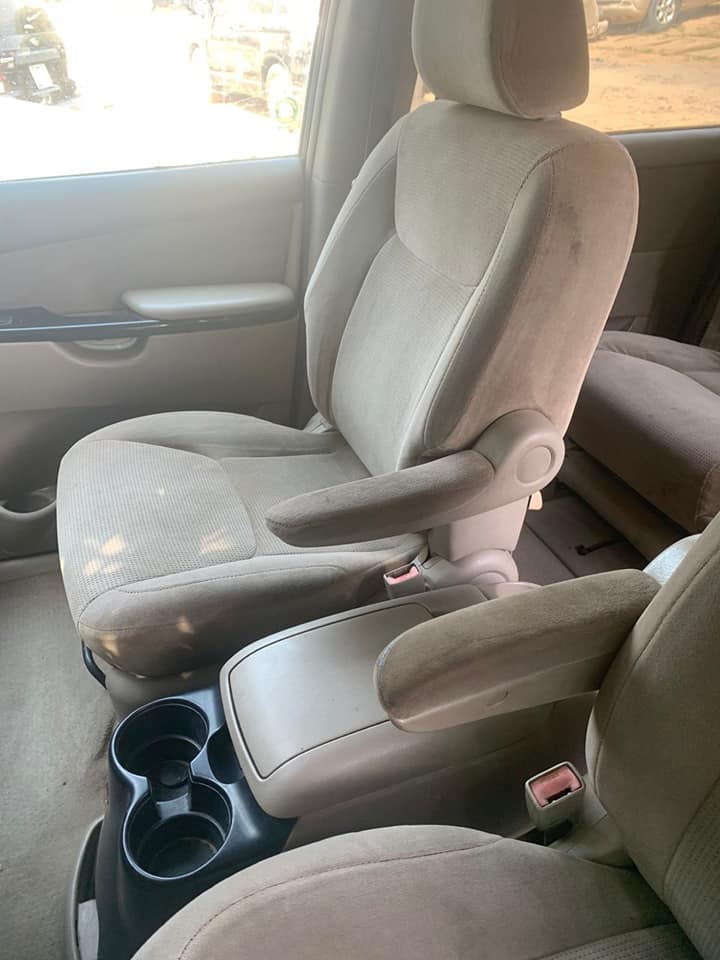 A picture of Toyota Sienna 05