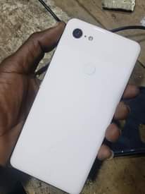 A picture of Pixel 3XL gb 128 bado mpya haina kipengere MBEZI MWISHO