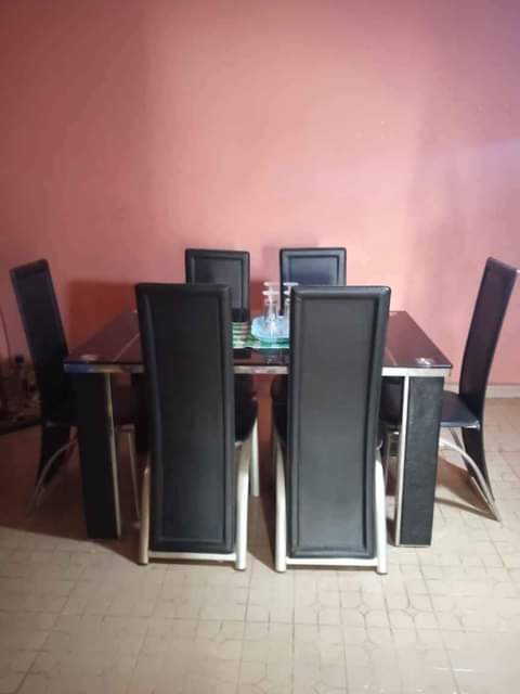 A picture of Clean dining table for sale