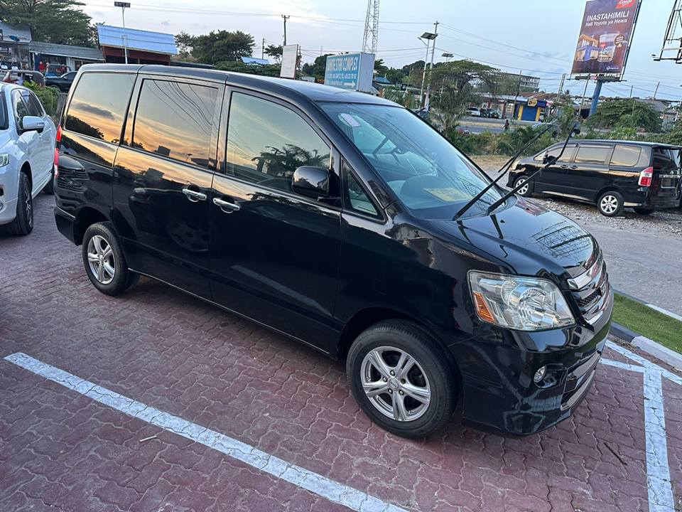 A picture of TOYOTA NOAH CALL 0659 222444