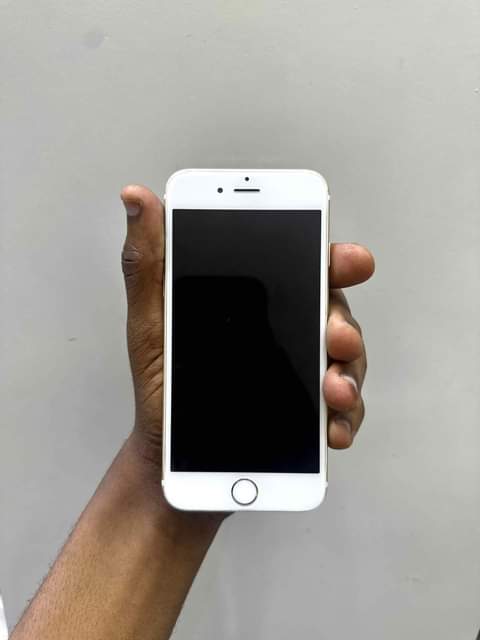 A picture of Iphone 6 plain jamaanj ninashida naiuza 80k tuuh