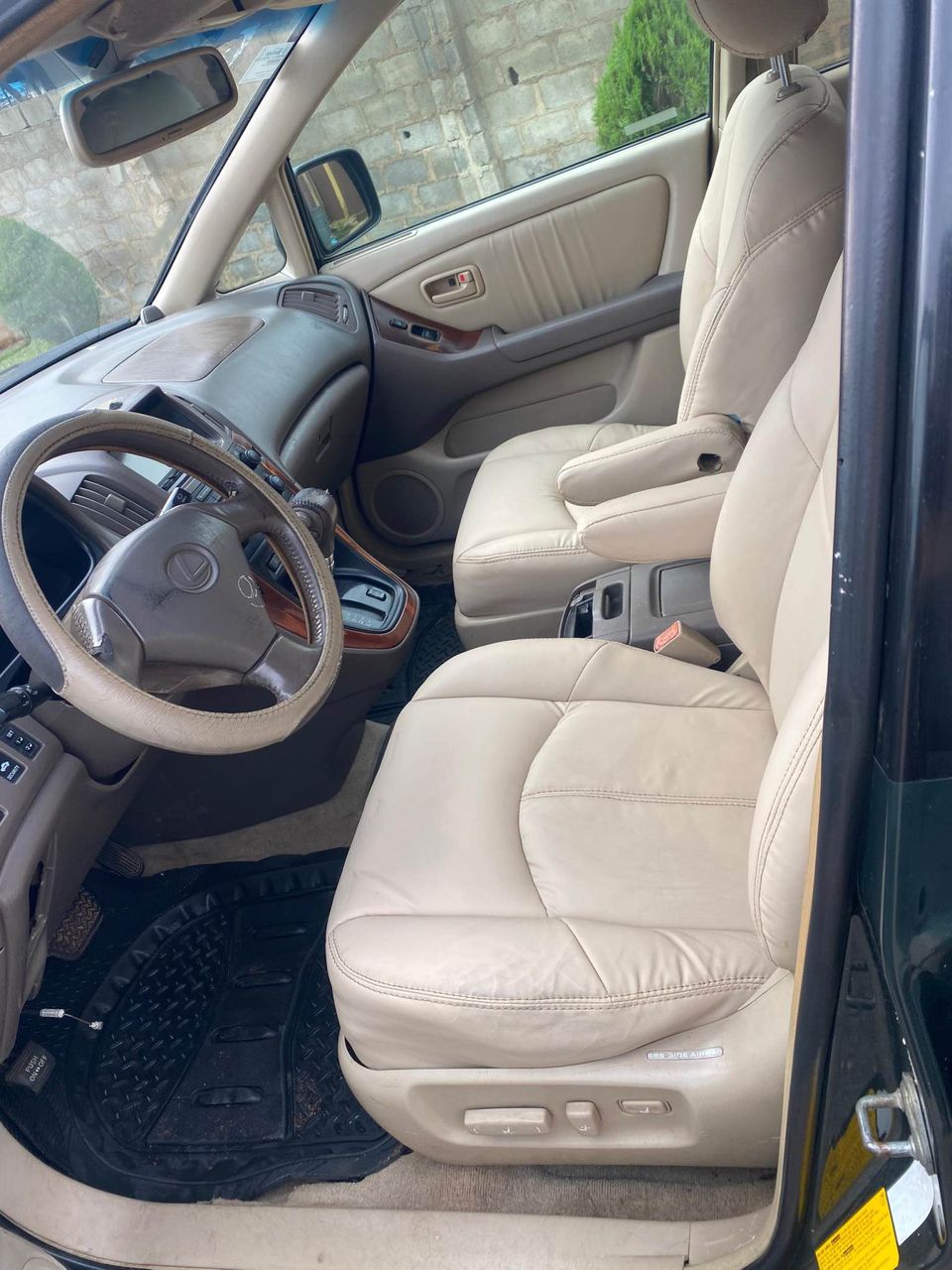 A picture of Lexus RX 300 03
