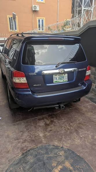 A picture of 2005 3 seater Toyota Highlander