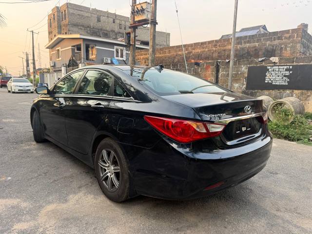 A picture of Hyundai sonata 2013