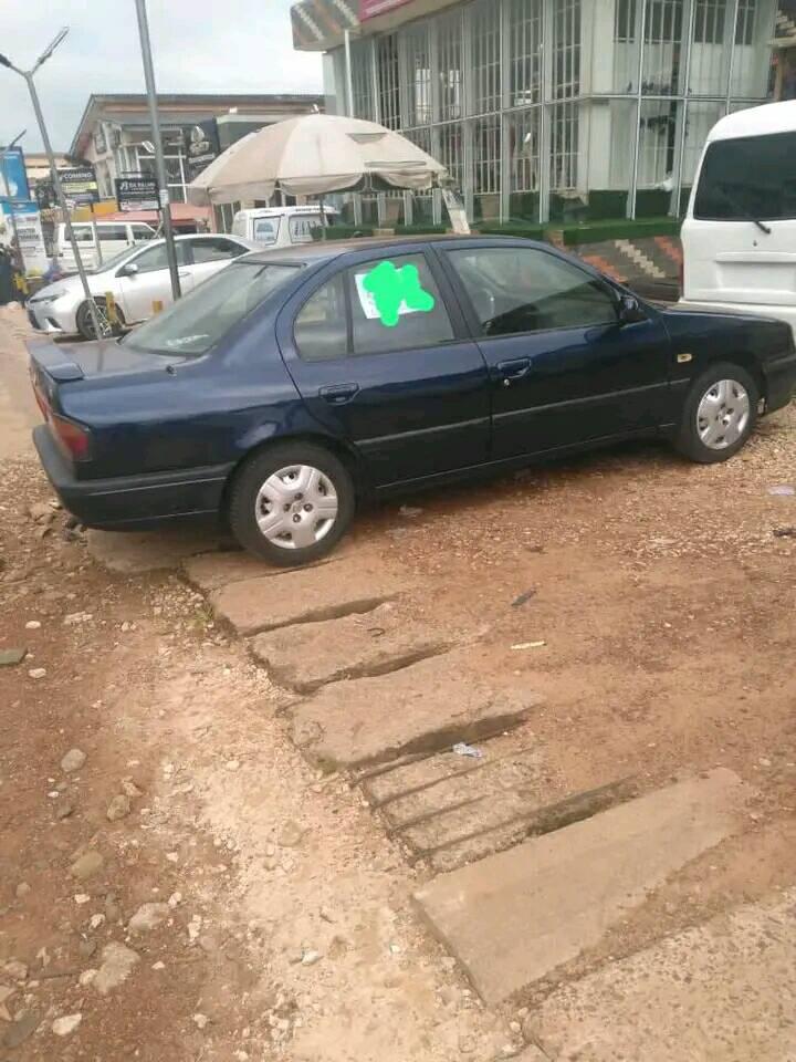 A picture of 1999 Nissan 99
