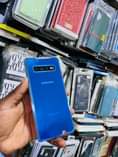 A picture of Samsung galaxy S10 dous