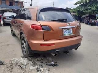 A picture of 04 Infiniti fx35