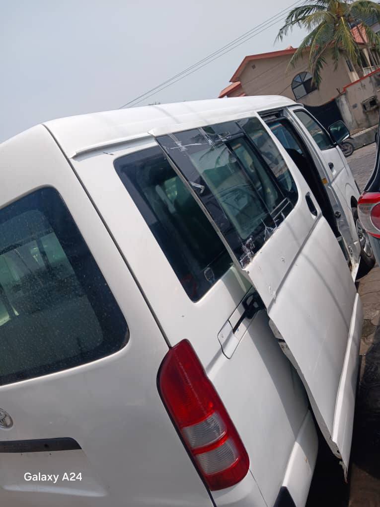 A picture of Registered 015 Toyota Hiace Bus Manual drive petrol Engine price