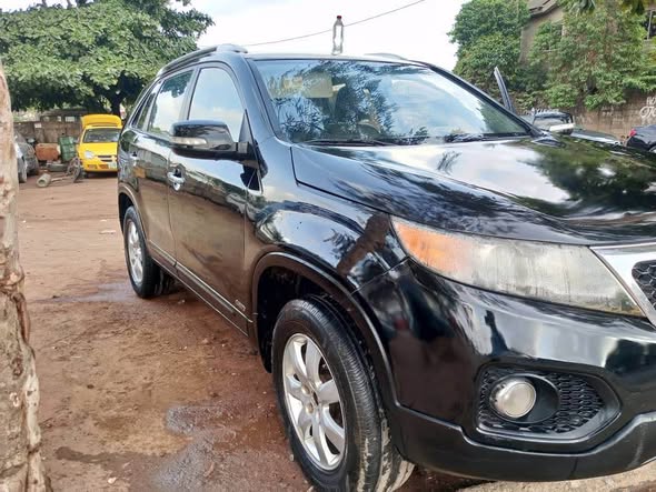 A picture of AWOOOOF DON SHELE AGAIN OOOO BOUGHT BRAND NEW KIA SORENTO
