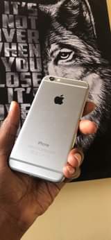 A picture of iPhone 6s Kioo kina creck lakn kinafanya kazi ukitaka tukubarishie