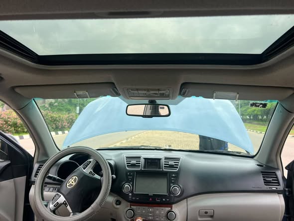 A picture of Toyota highlander 2012