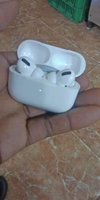 A picture of original AirPods 70k